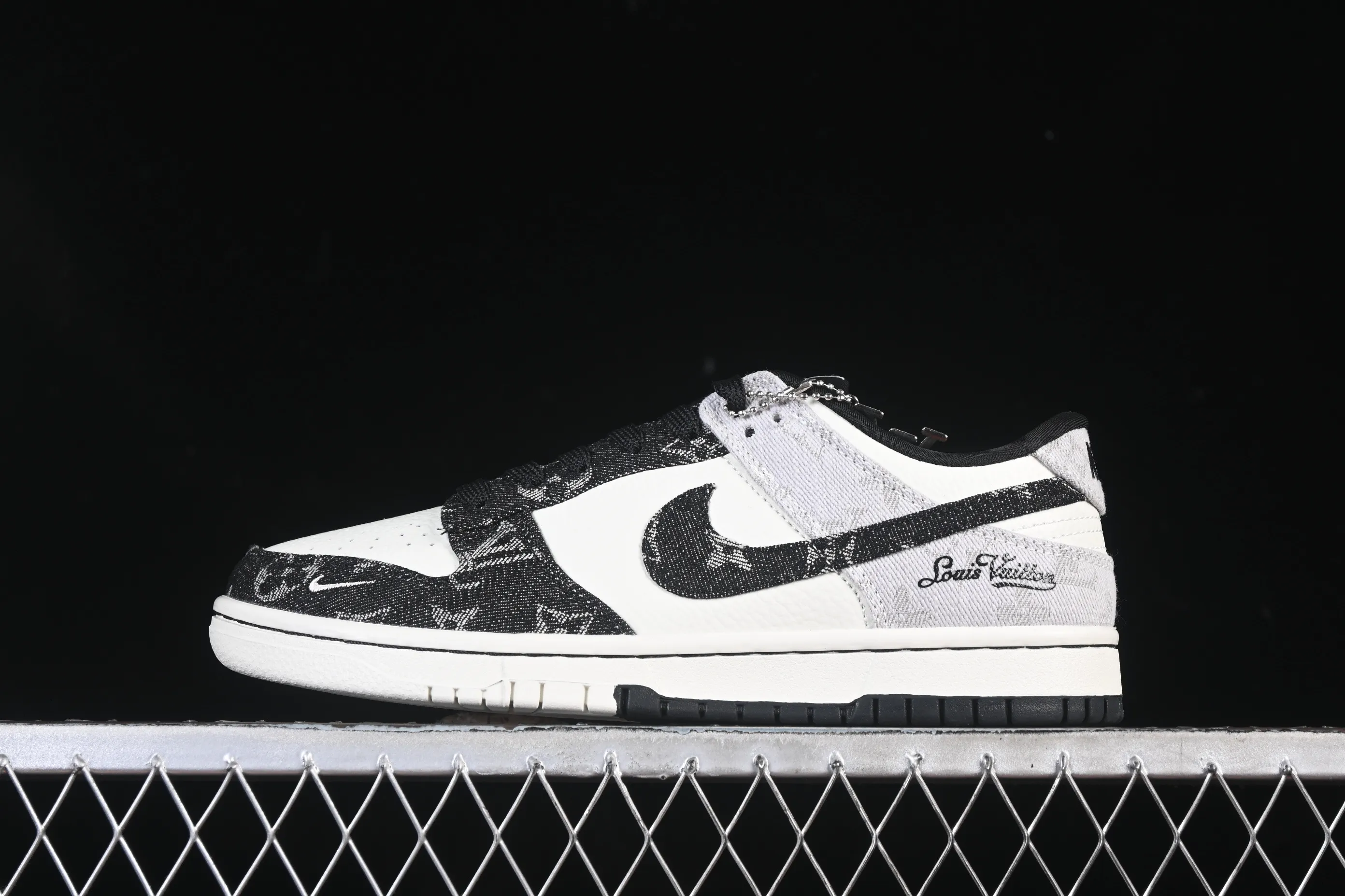 All categories Nk SB Dunk Series Nk SB Dunk Low High-end customized low-top sneakers Nike SB Dunk Low LV co-branded black and gray denim High-end customized low-top casual sneakers SC0601-473